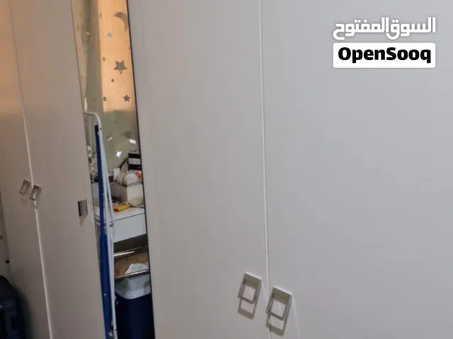 غرفة نوم طاولة سفر وكمبيوتر التواصل واتساب فقط
