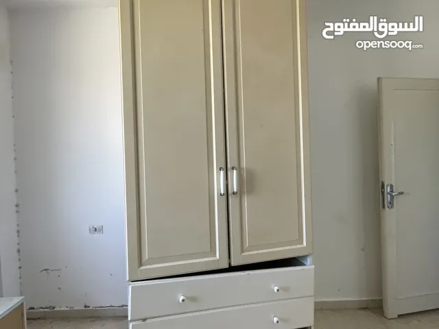 خزانتين ملابس من تصنيع شركة أيكيا وسبب البيع ليس التجديد بل الرحيل مع تخت مفرد ونص ماشاءالله