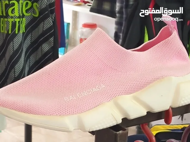 عرض على أحذية رجالي نسائي ولادي في محلنا الرياضي