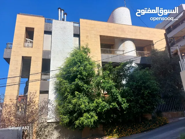 بناء مؤلف من 4 طبقات 2 دبلوكس و 2 منفصلين مع حديقة وموقف سيارات خارج البناء