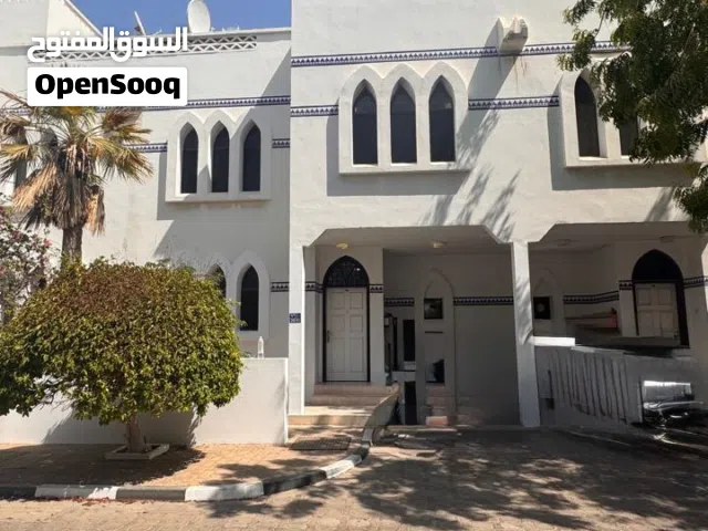 250 m2 3 Bedrooms Villa for Rent in Muscat Qurm