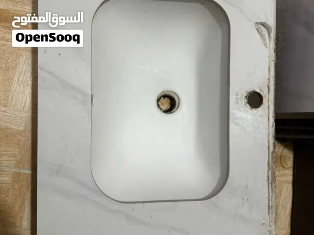 مغسلة حمام مع رف بورسلان للبيع