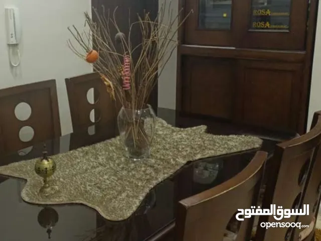 طاولة سفره مع 8 كراسي مع ملحق كبير مع سجاده نفس اللون