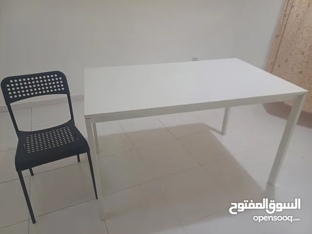 طاولة بيضاء. +  5 كراسي