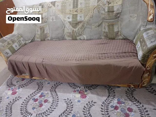 عندي قنفات ثلاث قطع ومكينه خياطه ومكنسة كهربائيه