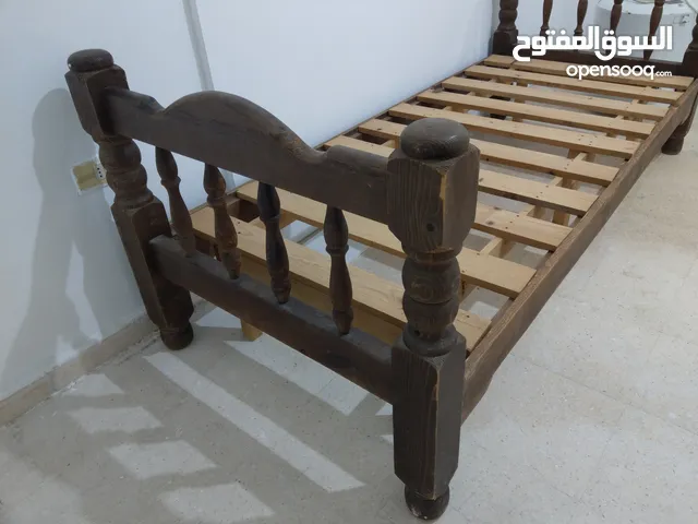 سرير خشب مفرد مستعمل بحالة جيدة جدا