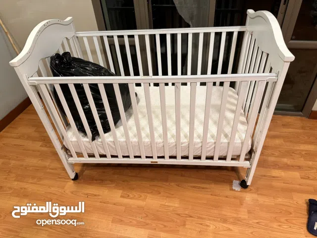 سرير اطفال بحالة ممتازه من جونيور