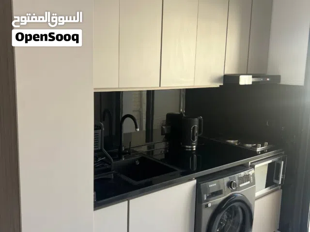 استوديو مكون من غرفتين نوم وصالة وبلكونة ومطبخ وحمام. عمر البناء 4 اشهر