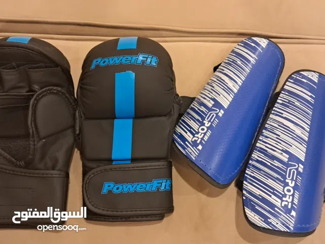 واقي ارجل جديد مو مستعمل وقفازات MMA جديده ماركه