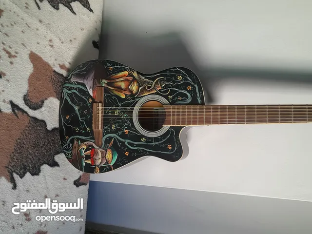 جيتار أكوستيك بحالة ممتازة مع تصميم فني مميز للبيع – احصل على الصوت المثالي والتصميم الرائع