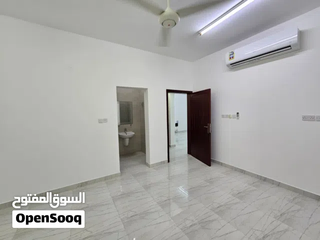 فيلا للايجار مسقط العامرات 3غرف وصاله وحوش منطقه هادئ وقريبه من جميع الخدمات من مالك بدون عموله اتصل