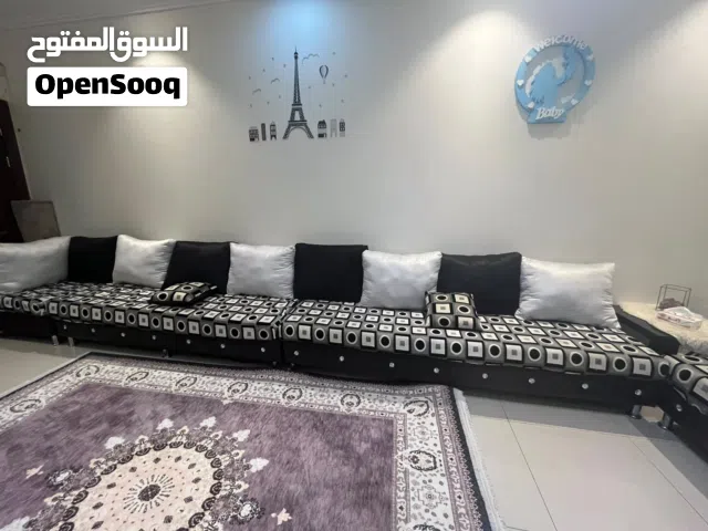 كنب متصل لون ابيض واسود
