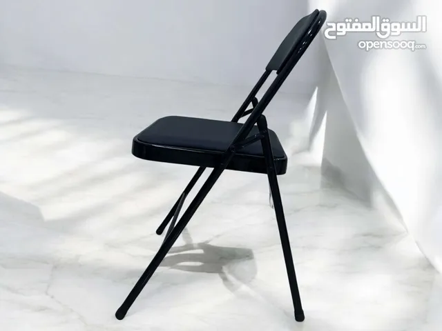 كرسي جلد فاخر بلون أسود – تصميم مريح وخفيف الوزن مثالي للرحلات والاسترخاء