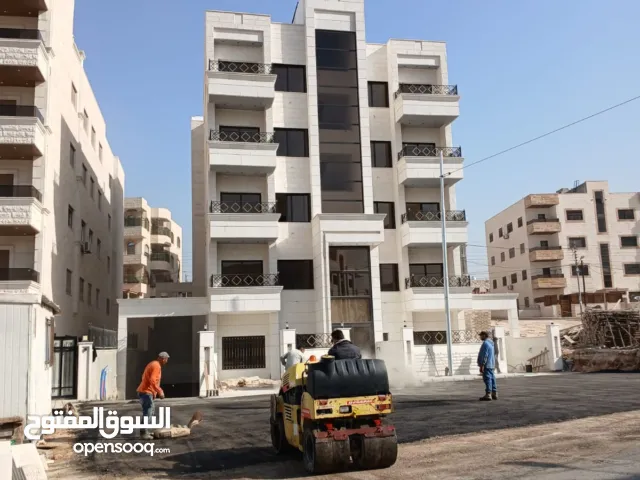 شقة اخير مع روف و ترس اضافي تشطيبات فندقية 211م داخلي و ترس 50م خارجي مواصفات عمان الغربية