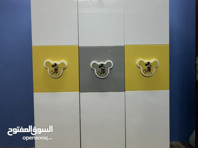 خزائن وطاولة غرفة نوم كاملة