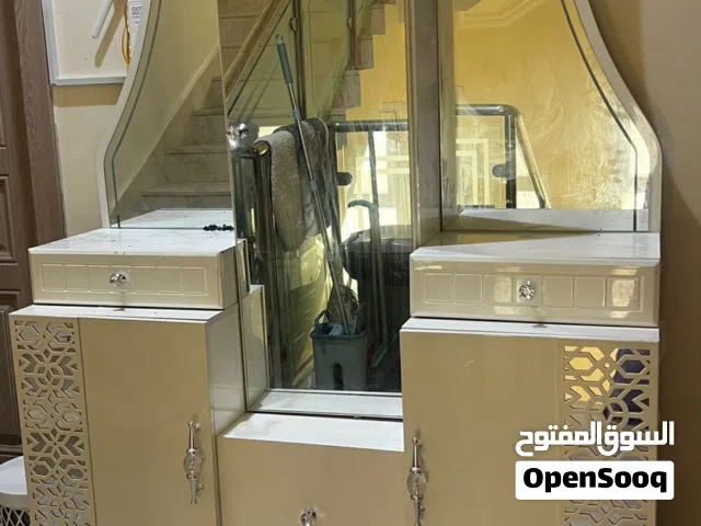 تسريحه مع مرايه بحاله جيده