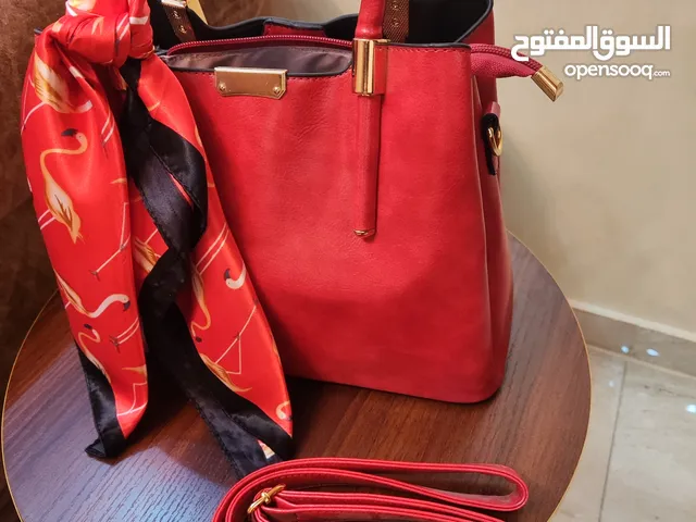 حقيبة يد نسائيه جديده بسعر مغري لون احمد ولها وشاح تتكون من ثلاث جيب كبيره وجلد مميز