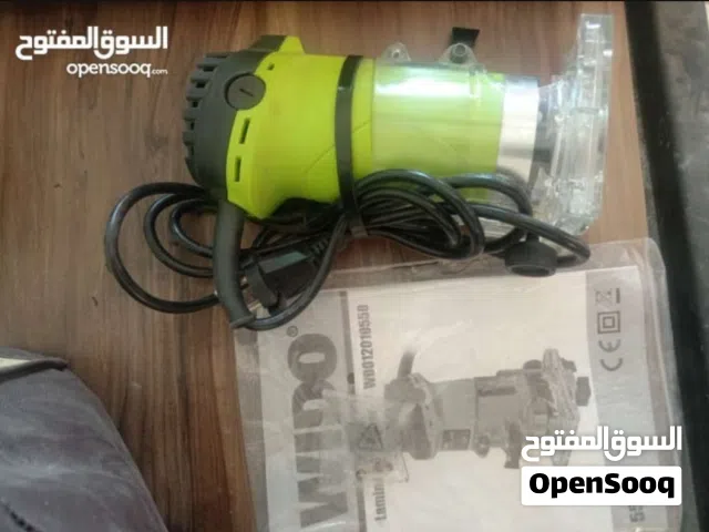 ماكينة تشذيب الحواف (Laminate Trimmer)، وتُعرف أيضاً بـ "ماكينة فريزة" صغيرة.