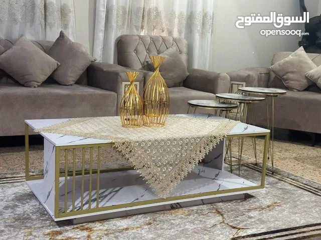 طاولة جانبية خشبية متينة بتصميم رخامي مناسبة لغرفة المعيشة وغرفة استقبال الضيوف.
