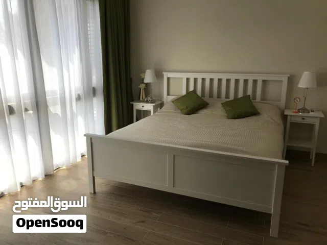 شقة مطلة على البحر بغرفتين مع غرفة عاملة للبيع في جبل سيفة