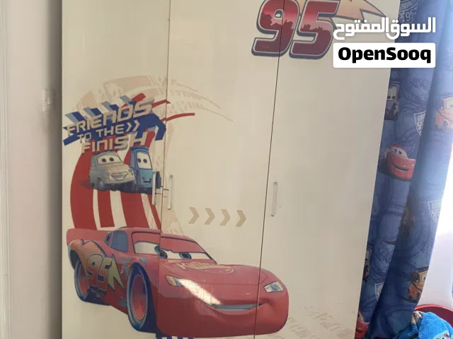 سرير اطفال بحاله جيده وكبت خشب قوي للبيع