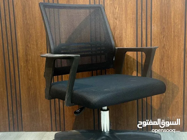 كرسي أسود كامل قوة في الشكل وراحة في الجلسة ولون جذاب واداء عالي وامتياز في التصنيع وسعر مناسب للكل