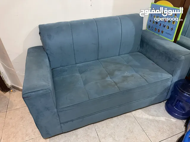 طقم كنب كورنر بحالة جيد للبيع على وضعو بالصورة ما حدا يرن ويسأل اسئله غريبع للبيع مع الطاولة ب 50