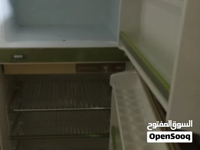ثلاجة GENERAL موديل ERE-140K، وعليها تصنيف تبريد *** (ثلاث نجوم)، وهو يشير إلى قدرة الفريزر على التج