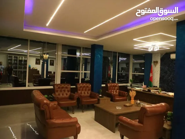 مجمع للبيع أو للإيجار