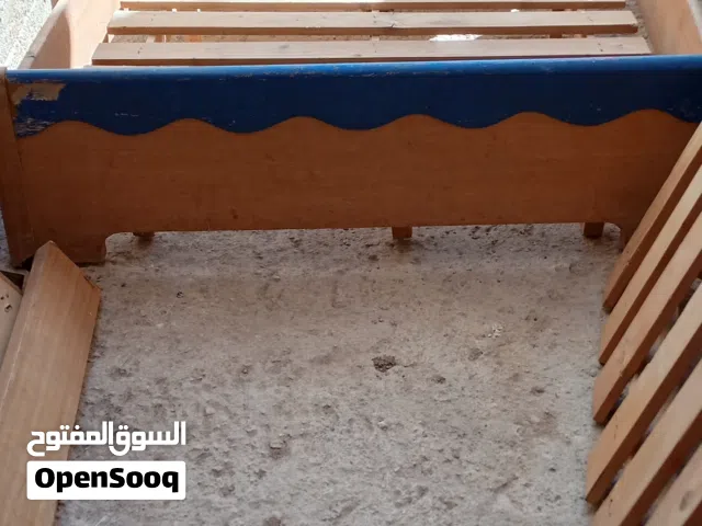 تخت مفرد ونص عدد 2 خشب للبيع بسعر حررق الواحد فقط ب15د من الاخر موجودين في ماركا الجنوبية
