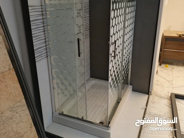 شروات بلاط مشكل داخل معرض للبيع بسعر مغري جدا وشاور حمام زجاج مع ارضيه جديد للبيع