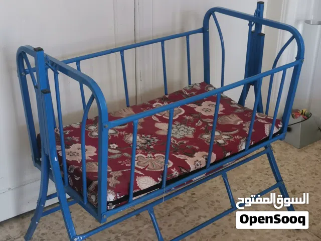 سرير أطفال هزاز بحالة ممتازة مع إسفنجة