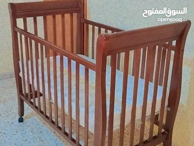 سرير اطفال من عمر يوم ل 4سنين خشب زان مستعمل سنه فقط