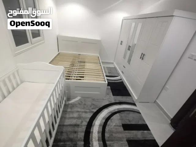أثاث غرف نوم (سرير وخزانة ملابس)بحالة ممتازة للبيع
