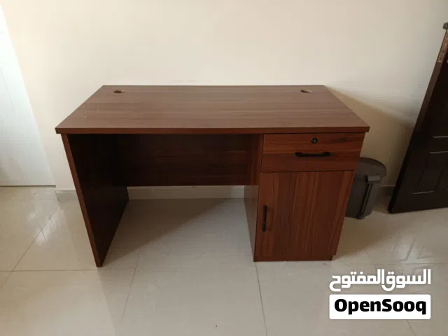 مكتب ممتاز بحالة جيدة جدا بصحار