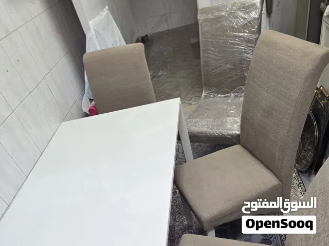 طاولة طعام 4 اشخاص