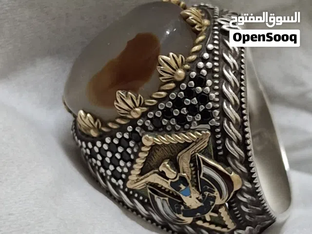 خاتم فضة صياغة ثقيلة مرصع بحجر عقیق "مصور وشعار الصقر الملكي