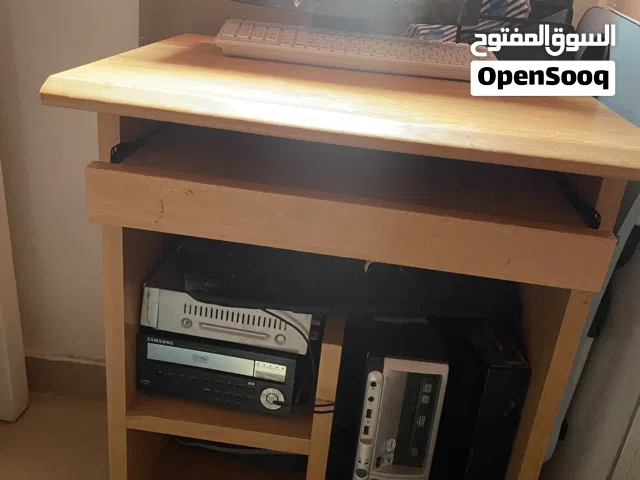 طاولة دراسه وكمبيوتر