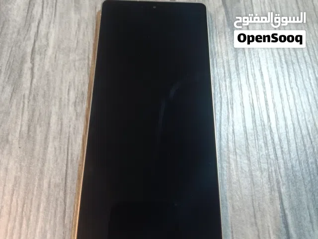 Samsung Galaxy S25 Ultra مع بقعة صغيرة في يسار الشاشة غير مؤثرة