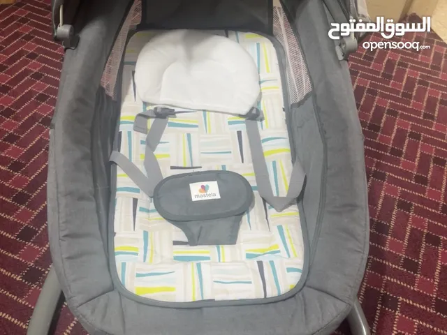 هزاز يصبح تخت ويمكن رفعه ليصبح مقعد شبه جديد استخدام جداااا خفيف نظيف مع ناموسيه