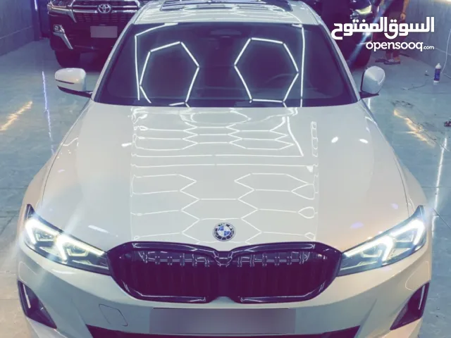 BMW   حجم 330i    موديل 2024 ماشيه 24 الف ميل  داخل عسلي  دفع خلفي  ضررها فقط تبديل قبق جنطه