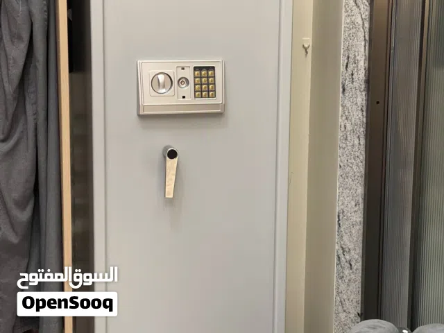 خزنة امان Wana اصلية ، شبه جديدة ارتفاع مترين