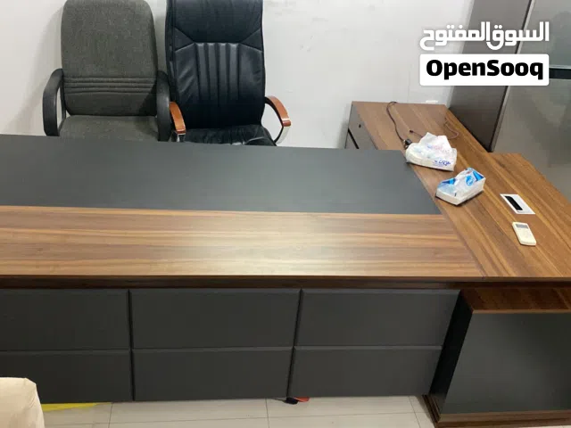 مكتب كبير جديد