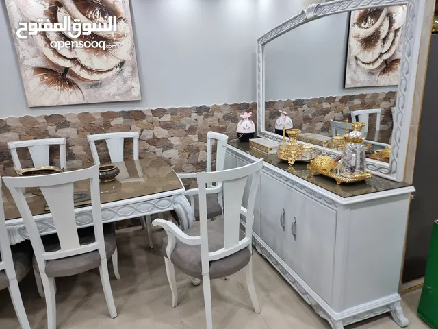 غرفة ضيوف مع طاولة سفرة خشب زان ممتاز