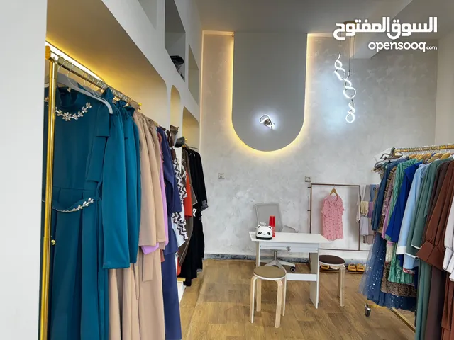 ديكور المحل و كل شيء داخله معروض للبيع