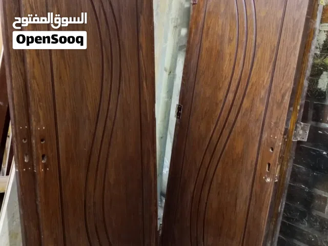 ابواب تفصيل ثقيل بحالة الجديد خشب بلوط اقراء الوصف