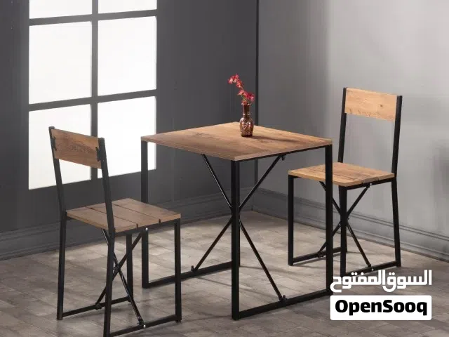 طاولة مع كرسيين