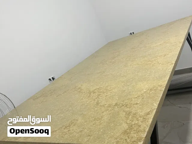 طاولة رخام بوريك او حلويات سطح واسع وتابت لعرض المنتجات