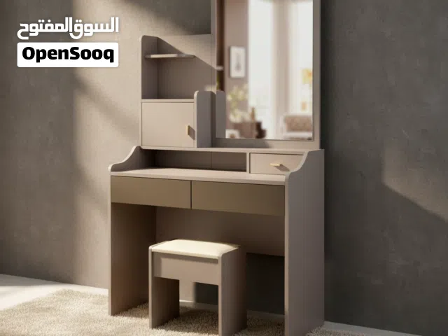 طاولة تسريحة غرف نوم مودرن مع مرآة واسعة ومقعد مريح - DT 1829