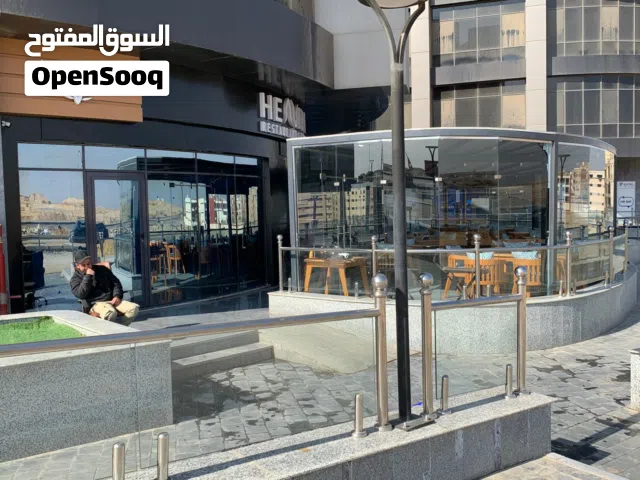 محل فوري للبيع في التجمع الخامس علي محور الجزيره مساحه 48 متر دور ارضي ومساحه خارجيه